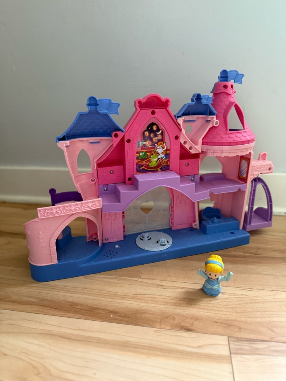 FISHER PRICE | little people magical lights & dancing castle - Picture 2 of 2